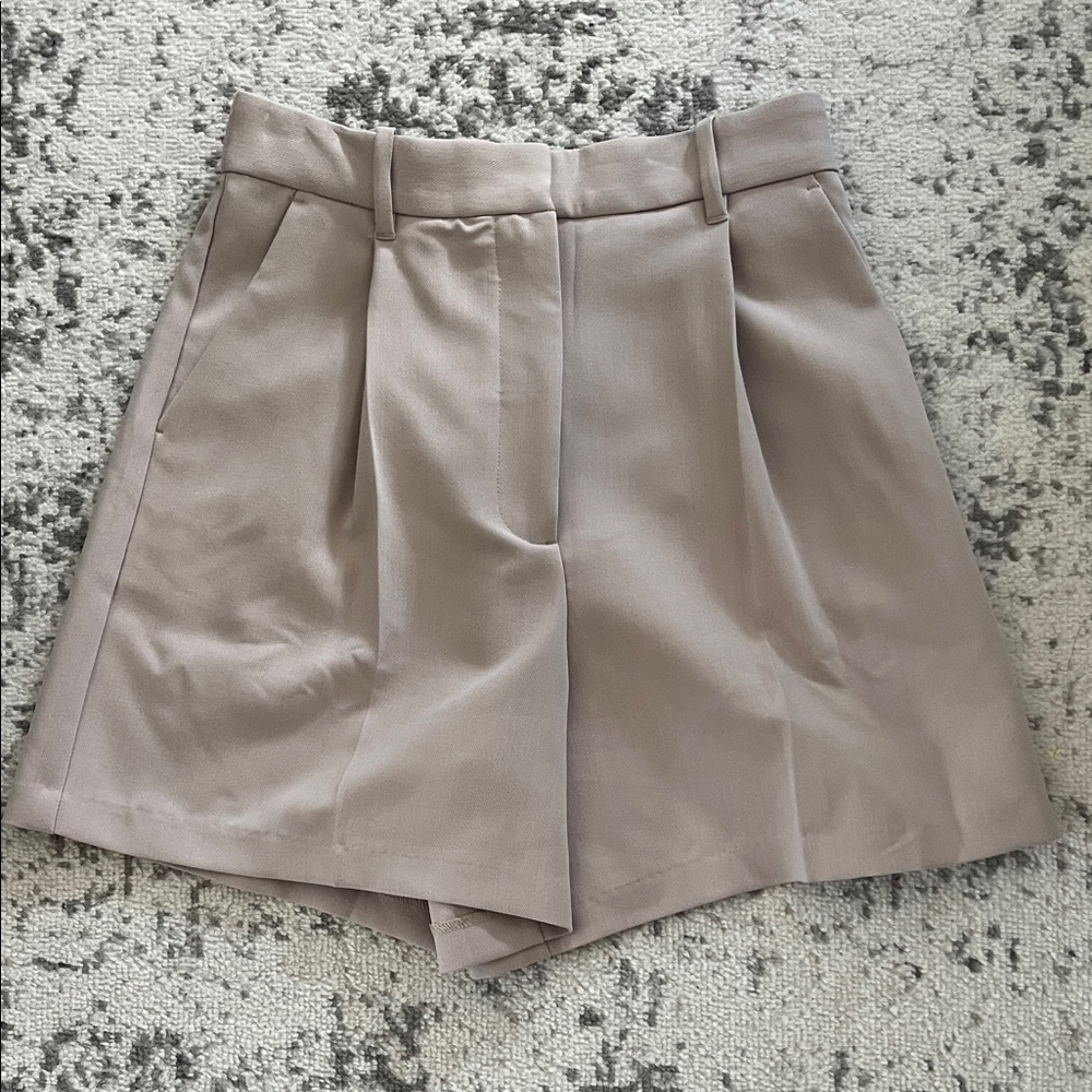 Abercrombie High-Waist Pleated Women’s Shorts — Taupe